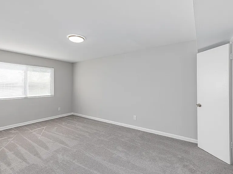 Regency Court Apartments — Photo 55