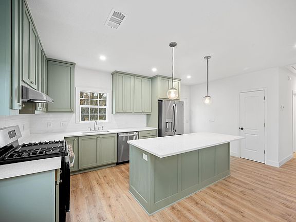 3rd image of 664 E Galveston St
