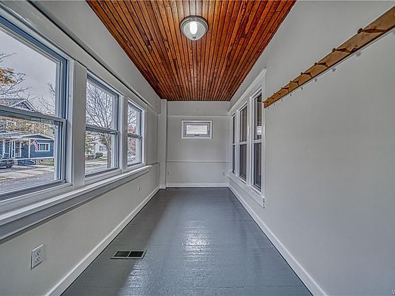 5th image of 147 W Hazeltine Ave