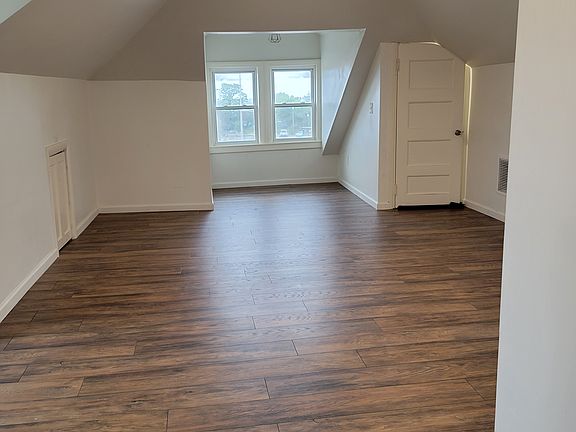 5th image of 209 Rhodes St