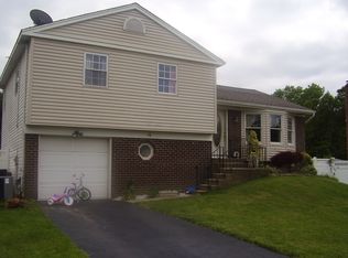 16 Woodleigh Ct, Holbrook, NY 11741