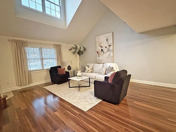 4th image of 145 Glen Mawr Cir