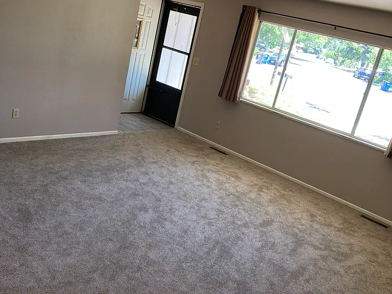1213 Skyline Dr — Photo 3