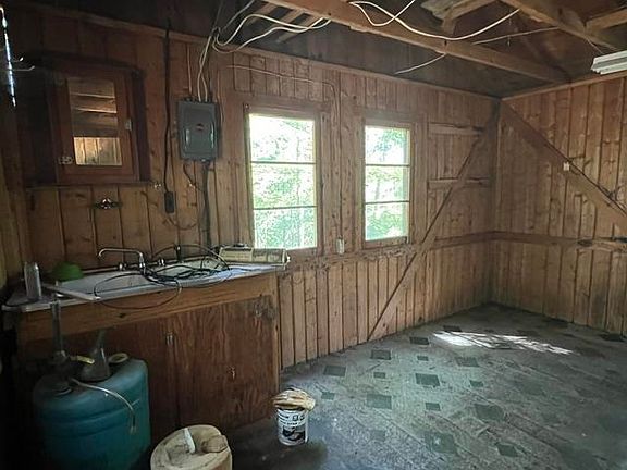 3rd image of 302 Burns Rd