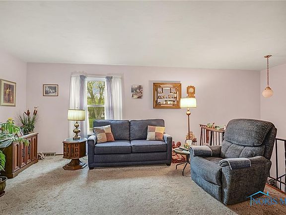 3rd image of 218 N Yarrow St