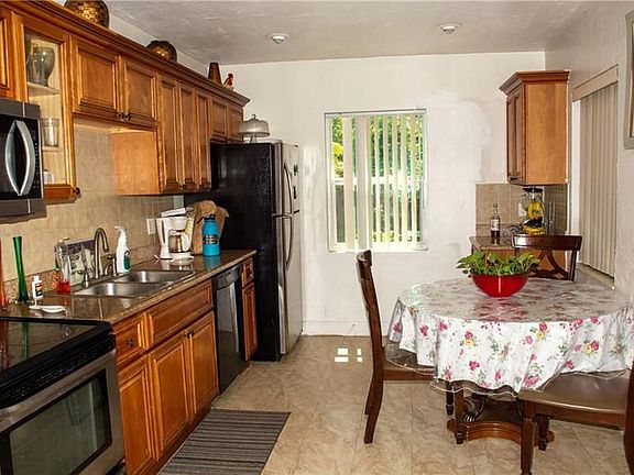 5th image of 3130 SW 47th Ave #1
