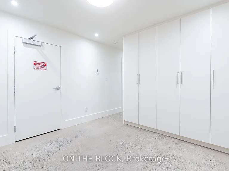 1041 College St — Photo 15
