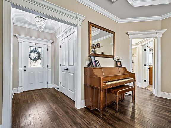 3rd image of 186 Carousel Cir