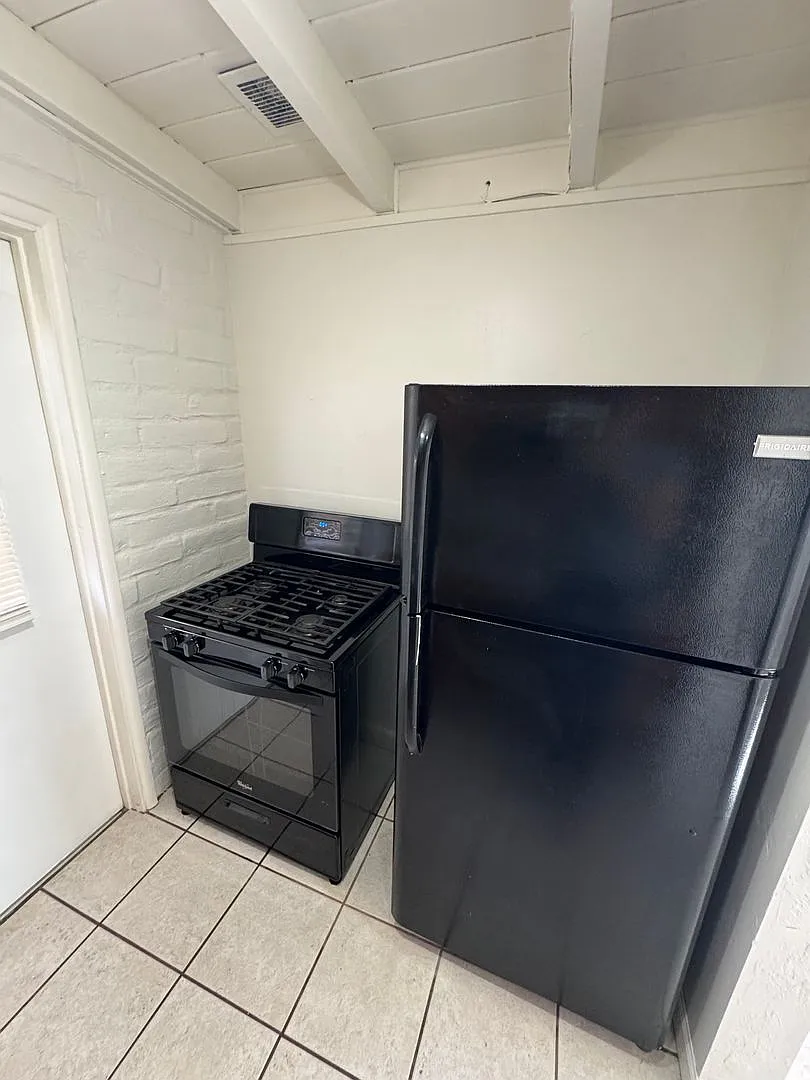 1 bed, 1.0 bath, 480 sqft, $899 — Photo 3
