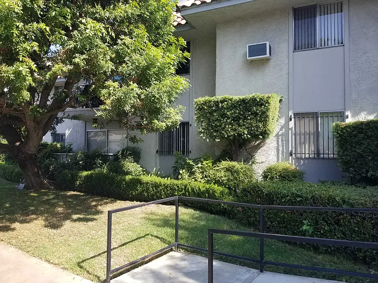 Mammoth Ave — Photo 2