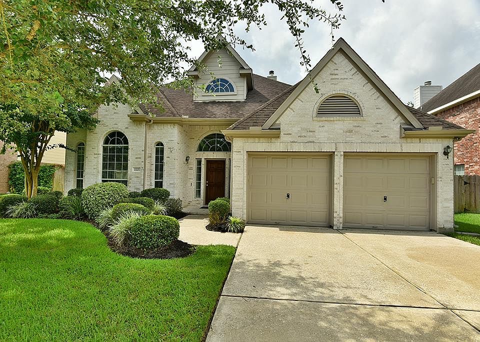 Welcome to this gorgeous 4 bedroom, 3 full and 1 half bath home located in Seabrook Island.