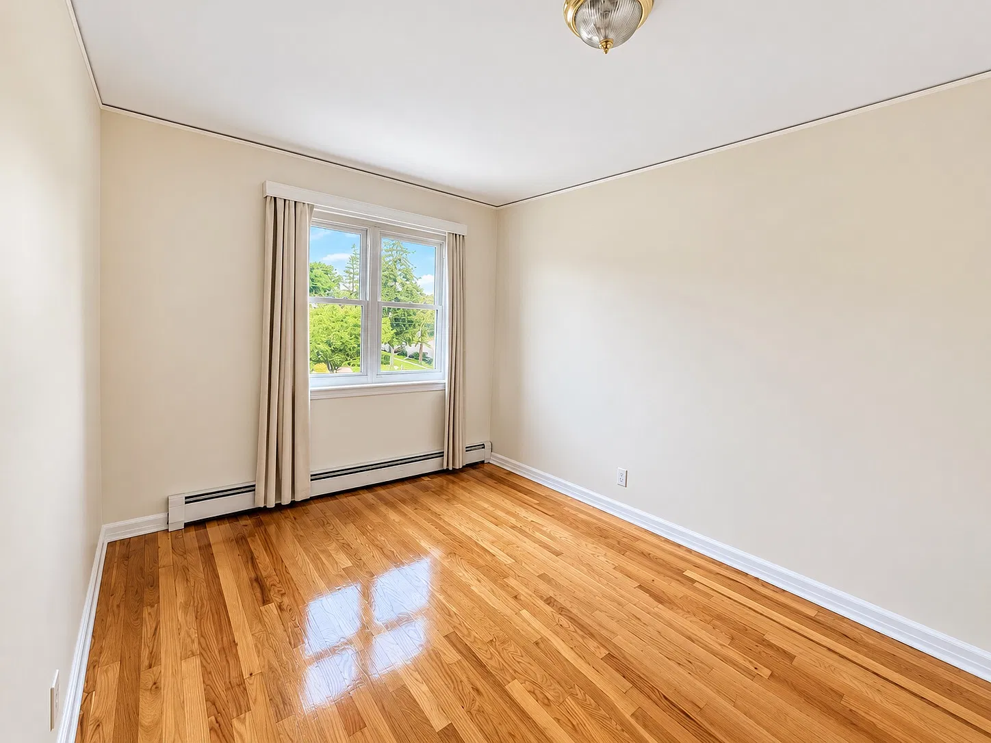 3 bed, 1.5 bath, 1200 sqft, $3,200 — Photo 2