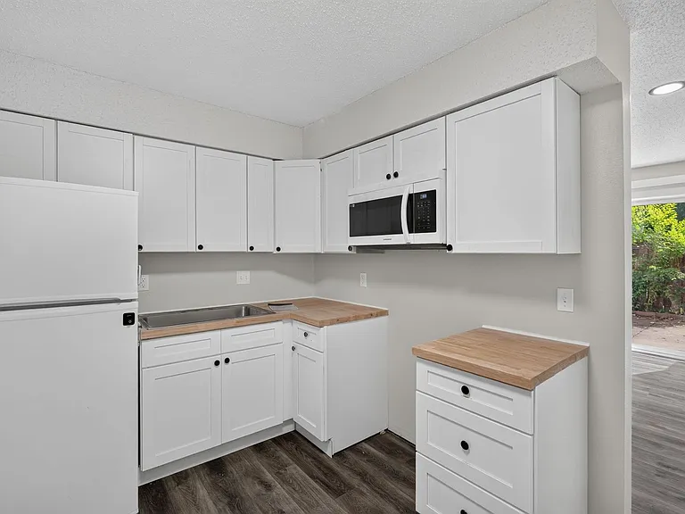 2bed 1 bath Unit in quiet Clive location — Photo 25