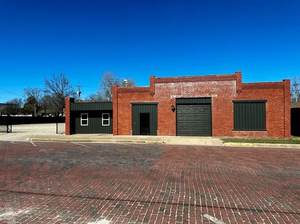 111 E Butler St, Yates Center, KS 66783