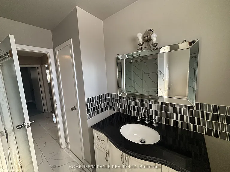 219 McMurchy Ave S #MAIN — Photo 16