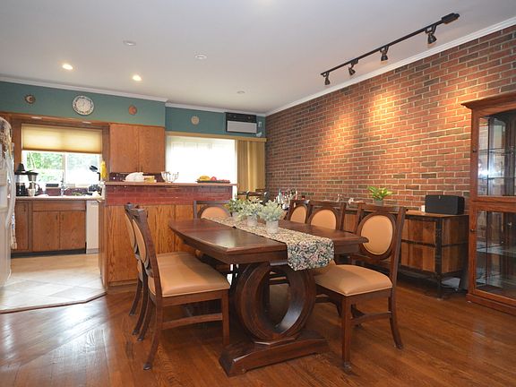 3rd image of 265 Burns St #1/2