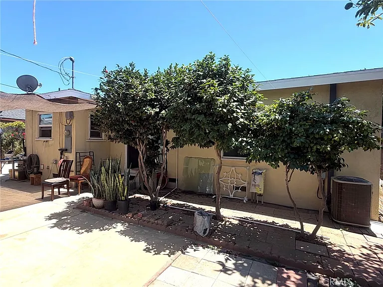 1023 E Thelborn St — Photo 16