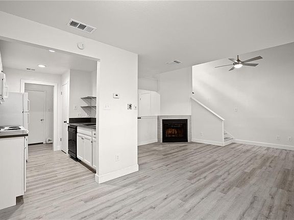 5th image of 512 Eberhart Ln APT 1005