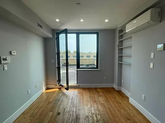 4th image of 977 Lafayette Ave #L4