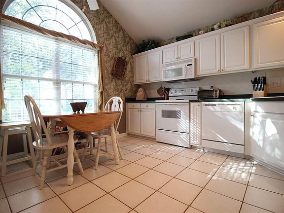 5th image of 111 Pembroke Ln #111