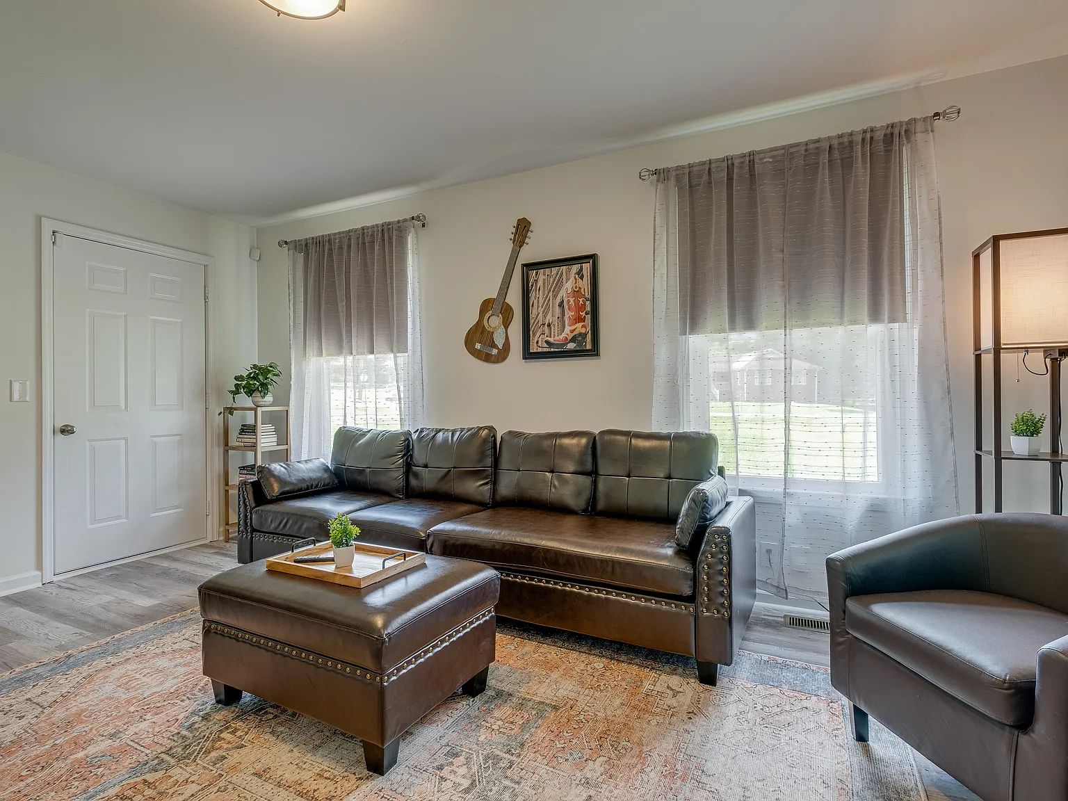 3 bed, 1200 sqft, $4,490 — Photo 2