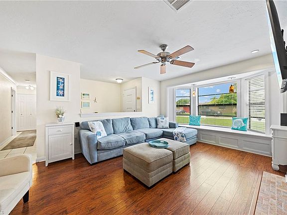 3rd image of 871 Entrada Dr S