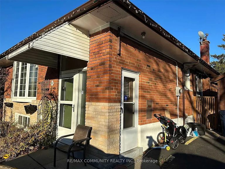 11 Ingrid Dr — Photo 2