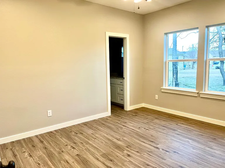 315 E College St — Photo 12