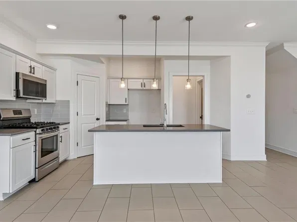7401 Aaron St, Parkville, MO 64152