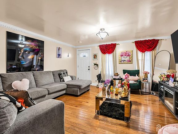 4th image of 528 High St