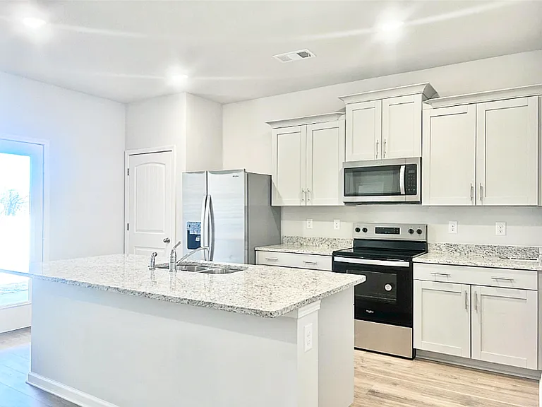 724 Edgemont Cir — Photo 2