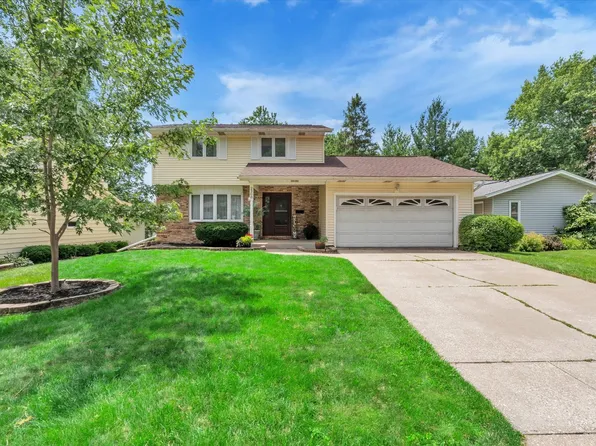2308 Queens Ct, Bettendorf, IA 52722