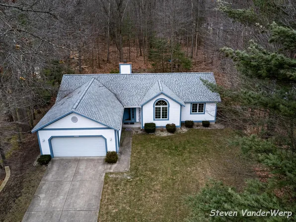 3088 Pleasantwood Dr, Fruitport, MI 49415