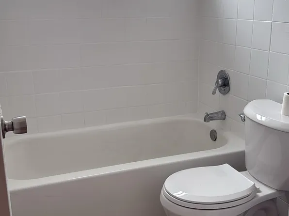 1043 NW 2nd St APT 8, Miami, FL 33128