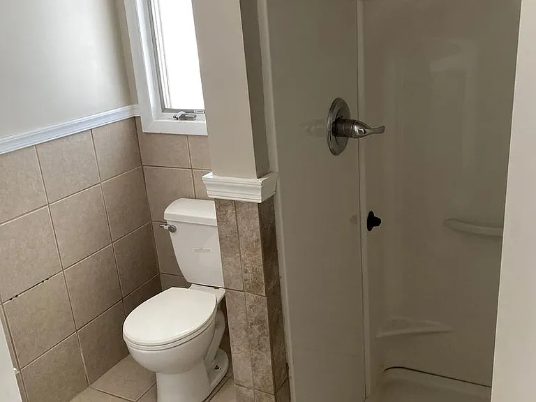 806 Crown Ave — Photo 5