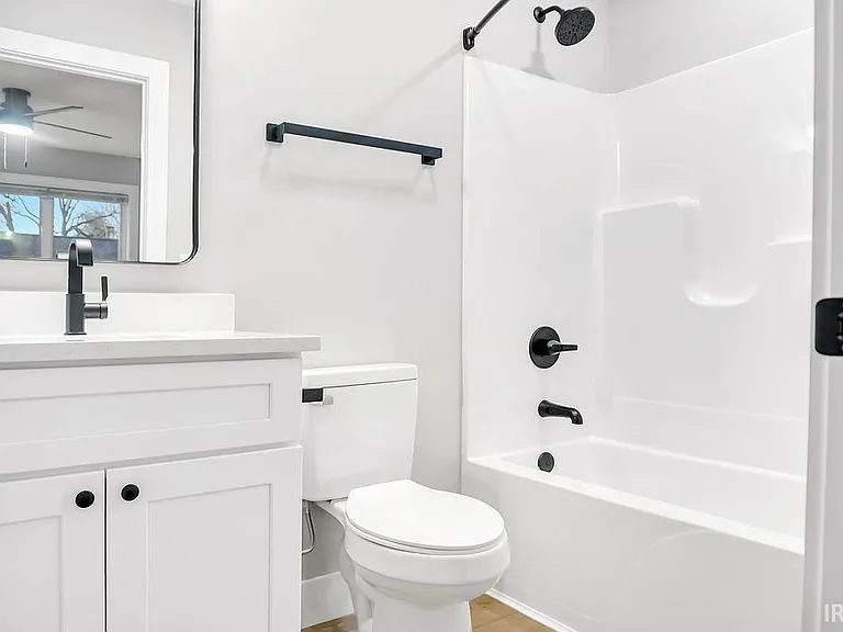 1112 N Woodburn Ave — Photo 23