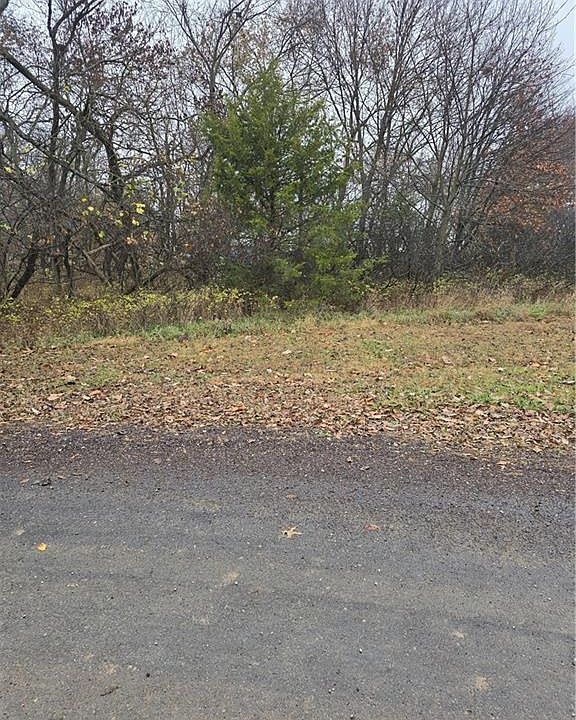 2nd image of 129 Woodcut Dr