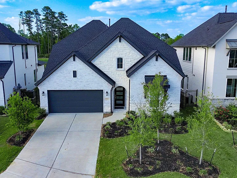 8022 Hingham Ln — Photo 1