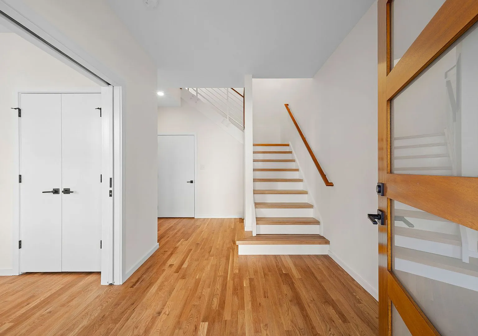 Beautiful Brand New 3 Bedroom Townhome! Available Now — Photo 4