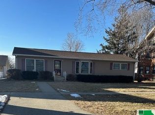 207 S Davenport St, Holstein, IA 51025