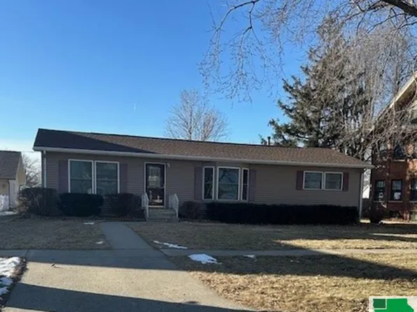 207 S Davenport St, Holstein, IA 51025