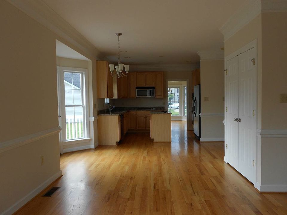 Eat in kitchen, formal dining room