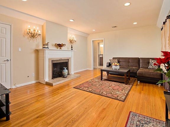 3rd image of 5530 Woodman Ave