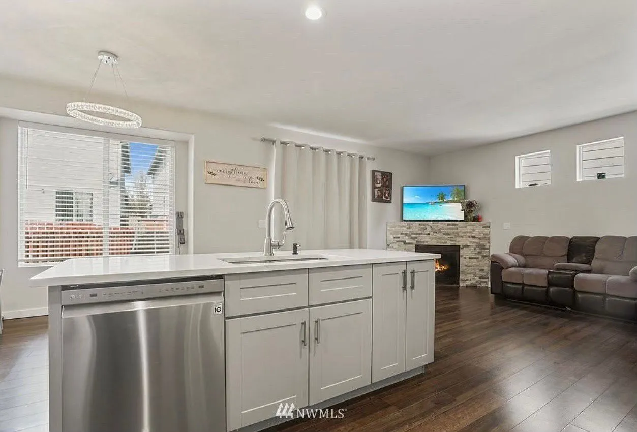 3 bed, 2.5 bath, 1591 sqft, $3,000 — Photo 2