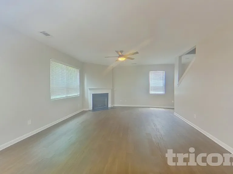 1008 Eldon Ln — Photo 2