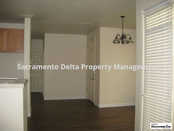 5th image of 8251 Crystal Walk Cir