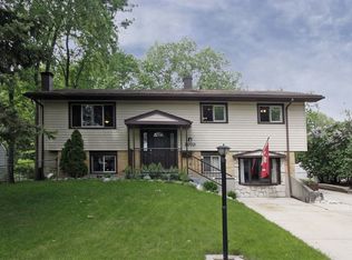 2070 Carleton Rd, Hoffman Estates, IL 60169