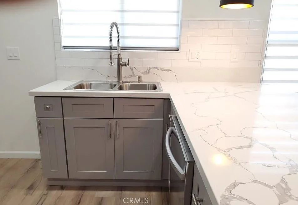 2 bed, 900 sqft, $3,160 — Photo 4