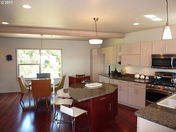5th image of 81 NE Lane St #7