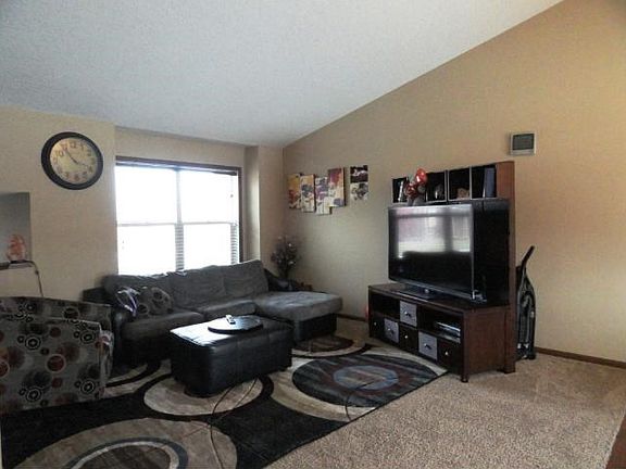 Open airy floor plan, open to the kitchen.